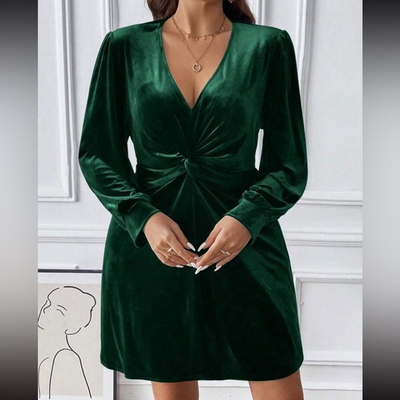 Luxe plus size twist front velvet dress - Picture 5 of 15